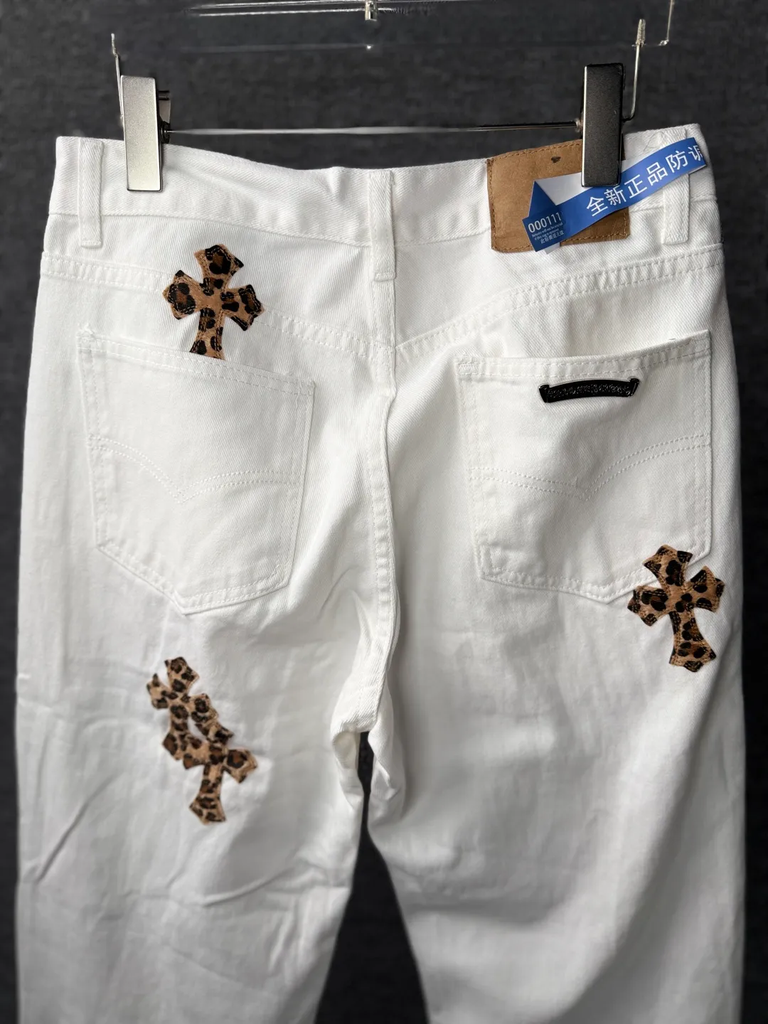 P230 💰 (Top version) Chrome Hearts/Chrome Hearts Classic white leopard print series colored leather cross washed color fabric unisex denim trousers Vibe style straight stacked god-level version Carbon fine bias denim color fabric Old vintage full set of hardware - Chrome Hearts white cow series The high version uses high-ounce custom fabrics, fermentation washing and soft color fixation, soft and thick to wear. The details are all made by hand-polished craftsmanship. Full-print jacquard fabric Unique design style. Through multiple processes to create a full retro feel. Unique niche non-contrast shirt. Customized distressed spray-painted buttons. Craftsmanship in every detail. Color: white leopard print. Size: 28-30-32-34 (corresponding to S-M-L-XL).